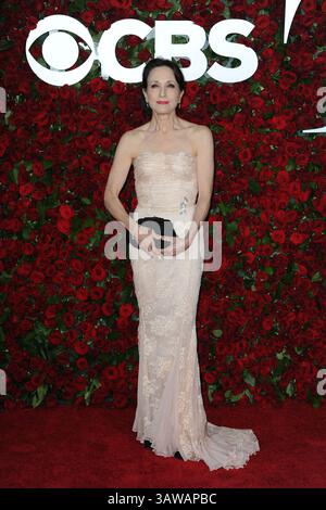 12 juin 2016 - New York, NY, États-Unis - 12 juin 2016 New York City..Bebe Neuwirth assiste à la 70e cérémonie annuelle des Tony Awards au Beacon Theatre le 12 juin 2016 à New York. (Crédit image : © Kristin Callahan/Ace Pictures via ZUMA Press) Banque D'Images