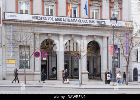 Ministère de l'égalité (femmes et hommes) à Madrid. Sur le bâtiment est accrochée une bannière avec l'inscription : notre voix. Plus fort. Plus clair. Plus fort. Banque D'Images
