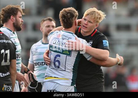 Londres, Angleterre, le 19 avril 2025. Hugh Tizard de Saracens et Jack Clement de Gloucester Rugby après la victoire des Saracens 36-14 dans le Gallagher Premiership Rugby match entre Saracens et Gloucester au StoneX Stadium, Londres, Angleterre, le 19 avril 2025. Photo de Phil Hutchinson. Utilisation éditoriale uniquement, licence requise pour une utilisation commerciale. Aucune utilisation dans les Paris, les jeux ou les publications d'un club/ligue/joueur. Crédit : UK Sports pics Ltd/Alamy Live News Banque D'Images