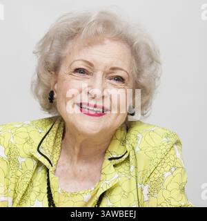 Betty White, actrice américaine lauréate d'un Emmy Award, du 17 janvier 1922 au 30 décembre 2021, est décédée à 99 ans chez elle en Californie, quelques jours avant son 100e anniversaire. White a commencé sa carrière à la radio dans les années 1930, mais a honoré à la fois le grand et le petit écran au cours de sa carrière de 9 décennies. Elle est surtout connue pour son rôle de Golden Girl Rose Nyland qu'elle a joué de 1985 à 1992. PHOTO : 31 mai 2009 - Hollywood, Californie, États-Unis - Betty White parle lors d'un événement de presse pour son nouveau film "The Proposal" à Los Angeles. (Crédit image : © Armando Gallo/ZUMA Studio) Banque D'Images