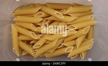 Pile de pâtes penne crues de près. Banque D'Images