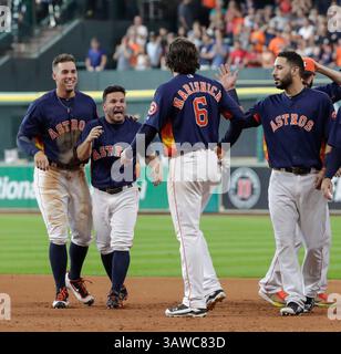 10 juillet 2016 : Jose Altuve (27), deuxième joueur des Houston Astros, et George Springer (4), le joueur de droite des Houston Astros, félicitent Jake Marisnick (6), après le match de baseball de la Ligue majeure entre les Oakland Athletics et les Houston Astros, au minute Maid Park de Houston, au Texas. Les Astros ont battu les Athletics 2-1 en 10 manches Tim Warner/CSM. (Crédit image : © Tim Warner/CSM via ZUMA Wire) Banque D'Images