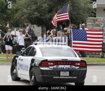 15 juillet 2016 - Plano, TX, États-Unis - le public ligne la route pour agiter aux policiers qui partent pendant les funérailles de l'officier de police de Dallas Michael Krol, l'un des cinq policiers abattus dans une embuscade la semaine dernière, à l'église baptiste de Prestonwood le 15 juillet 2016 à Plano, Texas. (Crédit image : © Paul Moseley/TNS via ZUMA Wire) Banque D'Images