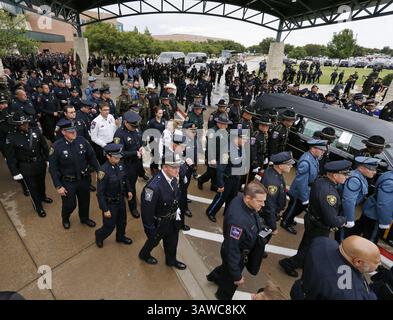15 juillet 2016 - Plano, TX, États-Unis - des agents de tout le pays déposent des funérailles pour l'agent de police de Dallas Michael Krol, l'un des cinq agents abattus dans une embuscade la semaine dernière, à l'église baptiste de Prestonwood le 15 juillet 2016 à Plano, Texas. (Crédit image : © Paul Moseley/TNS via ZUMA Wire) Banque D'Images