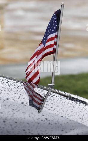 15 juillet 2016 - Plano, TX, États-Unis - la pluie tombe sur le capot du corbillard de Michael Krol pendant les funérailles de l'officier de police de Dallas Michael Krol, l'un des cinq policiers abattus dans une embuscade la semaine dernière, à l'église baptiste de Prestonwood le 15 juillet 2016 à Plano, Texas. (Crédit image : © Paul Moseley/TNS via ZUMA Wire) Banque D'Images