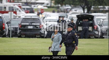 15 juillet 2016 - Plano, TX, États-Unis - la police et les familles arrivent sous la pluie matinale pour les funérailles de l'officier de police de Dallas Michael Krol, l'un des cinq policiers abattus dans une embuscade la semaine dernière, à l'église baptiste de Prestonwood le 15 juillet 2016 à Plano, Texas. (Crédit image : © Paul Moseley/TNS via ZUMA Wire) Banque D'Images
