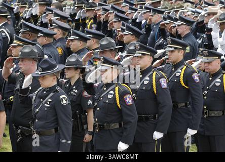 15 juillet 2016 - Plano, TX, États-Unis - la police de tout le pays salue alors que le cercueil de Michael Krol, officier de police de Dallas, passe devant l'église baptiste de Prestonwood le 15 juillet 2016 à Plano, Texas. (Crédit image : © Paul Moseley/TNS via ZUMA Wire) Banque D'Images