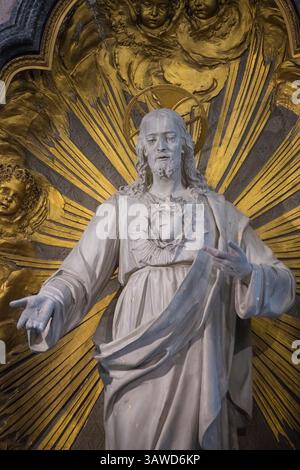 Statue de Jésus-Christ avec le Sacré-cœur dans la chapelle du Sacré-cœur, Basilique de Sant'Ambrogio, Milan, Lombardie, Italie. Banque D'Images