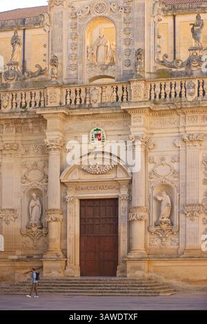 Façade nord de la cathédrale de Lecce, Duomo di Lecce ; Cattedrale dell'Assunzione della Virgine, est la cathédrale de la ville de Lecce dans les Pouilles, Italie, dédiée à l'Assomption de la Vierge Marie. C'est le siège de l'archevêque de Lecce. La cathédrale a été construite pour la première fois en 1144, mais a subi des réparations en 1230. Il a été reconstruit en 1659 par l'architecte Giuseppe Zimbalo sur ordre de l'évêque Luigi Pappacoda, dont les restes sont conservés dans l'autel dédié à Saint Orontius de Lecce, le saint patron de la ville. Piazza Duomo, Lecce, Pouilles, Italie. Banque D'Images