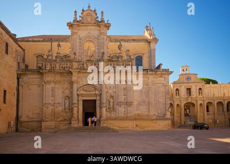 Façade nord de la cathédrale de Lecce, Duomo di Lecce ; Cattedrale dell'Assunzione della Virgine, est la cathédrale de la ville de Lecce dans les Pouilles, Italie, dédiée à l'Assomption de la Vierge Marie. C'est le siège de l'archevêque de Lecce. La cathédrale a été construite pour la première fois en 1144, mais a subi des réparations en 1230. Il a été reconstruit en 1659 par l'architecte Giuseppe Zimbalo sur ordre de l'évêque Luigi Pappacoda, dont les restes sont conservés dans l'autel dédié à Saint Orontius de Lecce, le saint patron de la ville. Piazza Duomo, Lecce, Pouilles, Italie. Banque D'Images