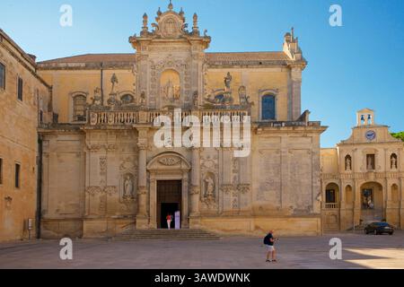Façade nord de la cathédrale de Lecce, Duomo di Lecce ; Cattedrale dell'Assunzione della Virgine, est la cathédrale de la ville de Lecce dans les Pouilles, Italie, dédiée à l'Assomption de la Vierge Marie. C'est le siège de l'archevêque de Lecce. La cathédrale a été construite pour la première fois en 1144, mais a subi des réparations en 1230. Il a été reconstruit en 1659 par l'architecte Giuseppe Zimbalo sur ordre de l'évêque Luigi Pappacoda, dont les restes sont conservés dans l'autel dédié à Saint Orontius de Lecce, le saint patron de la ville. Piazza Duomo, Lecce, Pouilles, Italie. Banque D'Images