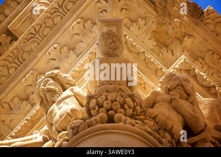 Détail de la pierre baroque sur le devant de la Basilique di Santa Croce (italien pour 'Basilique de la Sainte Croix') à Lecce, Pouilles, Italie. La pose de la première pierre a eu lieu en 1549 sous la direction de Gabriele Riccardi. la construction de l'église a été achevée en 1695. Banque D'Images