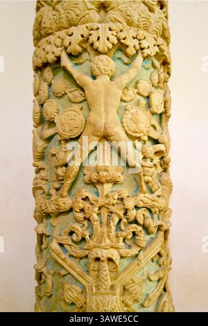 Cathédrale d'Otrante, Otrante, Province de Lecce, Italie du Sud. Détail des « colonnes sculptées dans la cathédrale, en particulier dans la chapelle des martyrs, représentant l'histoire tragique des « martyrs d'Otrante », où des centaines de citoyens ont été décapités par l'invasion des forces ottomanes en 1480 pour avoir refusé de renoncer à leur foi chrétienne ; les colonnes servent de rappel visuel de cet événement historique. Banque D'Images