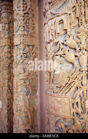 Cathédrale d'Otrante, Otrante, Province de Lecce, Italie du Sud. Détail des « colonnes sculptées dans la cathédrale, en particulier dans la chapelle des martyrs, représentant l'histoire tragique des « martyrs d'Otrante », où des centaines de citoyens ont été décapités par l'invasion des forces ottomanes en 1480 pour avoir refusé de renoncer à leur foi chrétienne ; les colonnes servent de rappel visuel de cet événement historique. Banque D'Images