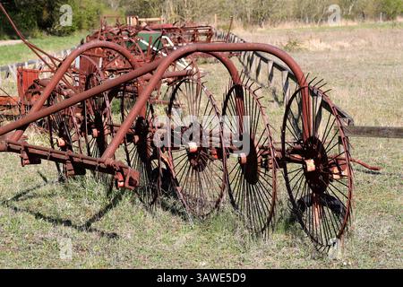 Râteau à foin à roue à doigts, outil agricole des années 1950. Réserve naturelle de College Lake, Tring, Pitstone, Aylesbury Vale, Buckinghamshire, ROYAUME-UNI. Banque D'Images