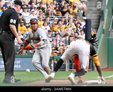 Oneil Cruz (15 ans) est en sécurité au troisième rang alors que la troisième base des Cleveland Guardians José Ramírez (11 ans) perd le baseball lors de la sixième manche de la victoire des Cleveland Guardians 3-0 au PNC Park le samedi 19 avril 2025 à Pittsburgh. Photo par Archie Carpenter/UPI Banque D'Images