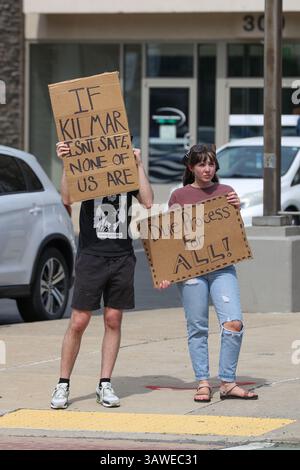 Williamsport, États-Unis. 19 avril 2025. Des manifestants tiennent des pancartes lors d’une manifestation anti-Trump sur la place du marché à Williamsport, en Pennsylvanie, le samedi 19 avril 2025. (Photo de Paul Weaver/Sipa USA) crédit : Sipa USA/Alamy Live News Banque D'Images