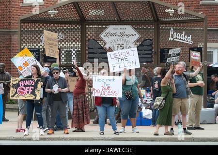 Williamsport, États-Unis. 19 avril 2025. Des manifestants protestant contre l’administration Donald Trump tiennent des pancartes sur la place du marché à Williamsport, en Pennsylvanie, le samedi 19 avril 2025. (Photo de Paul Weaver/Sipa USA) crédit : Sipa USA/Alamy Live News Banque D'Images