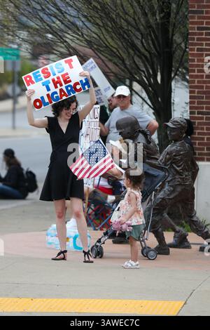 Williamsport, États-Unis. 19 avril 2025. Des manifestants protestant contre l’administration Donald Trump tiennent des pancartes sur la place du marché à Williamsport, en Pennsylvanie, le samedi 19 avril 2025. (Photo de Paul Weaver/Sipa USA) crédit : Sipa USA/Alamy Live News Banque D'Images