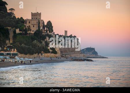 Le Castelletto à San Donato di Finalpia vu de Bagni River Beach, finale Ligure, Savona, Ligurie, Italie, sur le promontoire, au centre : tour San Donato avec la tour de guet lointaine à Varigotti visible sur la droite. Banque D'Images