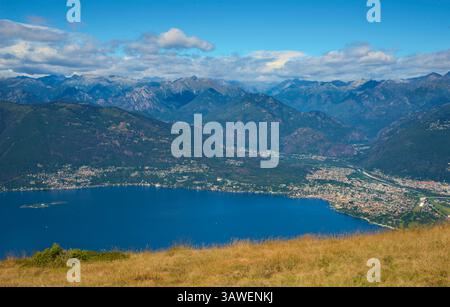 Vue d'Ascona sur la droite, Suisse. La partie suisse du lac majeur. À gauche, on peut voir les îles Brissago - un groupe de deux îles situées dans la partie suisse du lac majeur près de Ronco sopra Ascona et Brissago. Les deux îles appartiennent au district de Locarno, dans le canton du Tessin. San Pancrazio est plus grand et est bien connu pour son jardin botanique. Banque D'Images