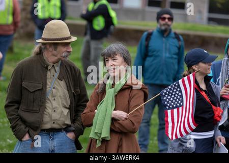 Seattle, Washington, États-Unis. 19 avril 2025. Des centaines de manifestants et de sympathisants se rassemblent au Seattle Central College pour le rassemblement et la marche « We the People Means Everyone » à Seattle le samedi 19 avril 2025. La manifestation en faveur de la démocratie, de la diversité et de l’équité s’inscrit dans le cadre d’une journée nationale d’action contre les actions de l’administration Trump. Crédit : Paul Christian Gordon/Alamy Live News Banque D'Images
