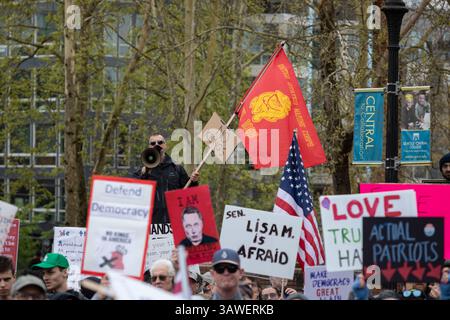 Seattle, Washington, États-Unis. 19 avril 2025. Des centaines de manifestants et de sympathisants se rassemblent au Seattle Central College pour le rassemblement et la marche « We the People Means Everyone » à Seattle le samedi 19 avril 2025. La manifestation en faveur de la démocratie, de la diversité et de l’équité s’inscrit dans le cadre d’une journée nationale d’action contre les actions de l’administration Trump. Crédit : Paul Christian Gordon/Alamy Live News Banque D'Images