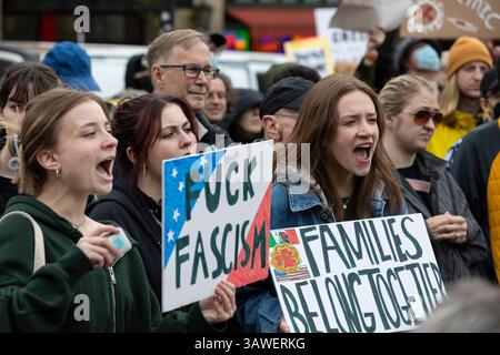 Seattle, Washington, États-Unis. 19 avril 2025. Un groupe de jeunes femmes acclament lors du rassemblement et de la marche « We the People Means Everyone » au Seattle Central College de Seattle le samedi 19 avril 2025. La manifestation en faveur de la démocratie, de la diversité et de l’équité s’inscrit dans le cadre d’une journée nationale d’action contre les actions de l’administration Trump. Crédit : Paul Christian Gordon/Alamy Live News Banque D'Images