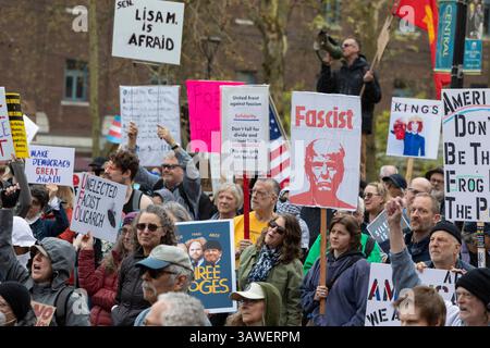 Seattle, Washington, États-Unis. 19 avril 2025. Des centaines de manifestants et de sympathisants se rassemblent au Seattle Central College pour le rassemblement et la marche « We the People Means Everyone » à Seattle le samedi 19 avril 2025. La manifestation en faveur de la démocratie, de la diversité et de l’équité s’inscrit dans le cadre d’une journée nationale d’action contre les actions de l’administration Trump. Crédit : Paul Christian Gordon/Alamy Live News Banque D'Images