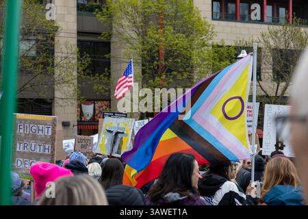 Seattle, Washington, États-Unis. 19 avril 2025. Des centaines de manifestants et de sympathisants se rassemblent au Seattle Central College pour le rassemblement et la marche « We the People Means Everyone » à Seattle le samedi 19 avril 2025. La manifestation en faveur de la démocratie, de la diversité et de l’équité s’inscrit dans le cadre d’une journée nationale d’action contre les actions de l’administration Trump. Crédit : Paul Christian Gordon/Alamy Live News Banque D'Images