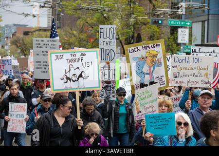 Seattle, Washington, États-Unis. 19 avril 2025. Des centaines de manifestants et de partisans défilent le long de Broadway Ave dans le quartier de Capitol Hill à Seattle lors du rassemblement et de la marche « We the People Means Everyone » à Seattle le samedi 19 avril 2025. La manifestation en faveur de la démocratie, de la diversité et de l’équité s’inscrit dans le cadre d’une journée nationale d’action contre les actions de l’administration Trump. Crédit : Paul Christian Gordon/Alamy Live News Banque D'Images