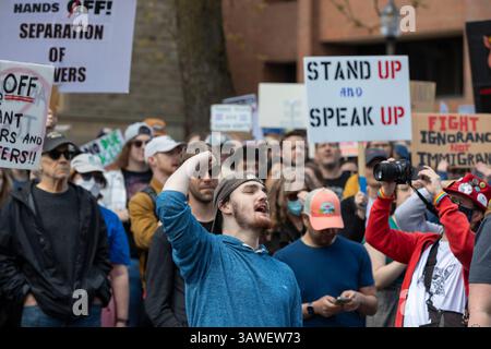 Seattle, Washington, États-Unis. 19 avril 2025. Les manifestants et les partisans acclament lors du rassemblement et de la marche « nous, le peuple, voulons dire tout le monde » au Seattle Central College de Seattle le samedi 19 avril 2025. La manifestation en faveur de la démocratie, de la diversité et de l’équité s’inscrit dans le cadre d’une journée nationale d’action contre les actions de l’administration Trump. Crédit : Paul Christian Gordon/Alamy Live News Banque D'Images