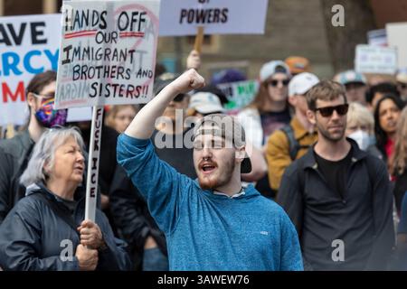 Seattle, Washington, États-Unis. 19 avril 2025. Les manifestants et les partisans acclament lors du rassemblement et de la marche « nous, le peuple, voulons dire tout le monde » au Seattle Central College de Seattle le samedi 19 avril 2025. La manifestation en faveur de la démocratie, de la diversité et de l’équité s’inscrit dans le cadre d’une journée nationale d’action contre les actions de l’administration Trump. Crédit : Paul Christian Gordon/Alamy Live News Banque D'Images