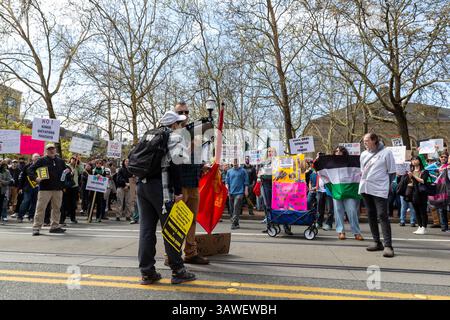 Seattle, Washington, États-Unis. 19 avril 2025. Des centaines de manifestants et de sympathisants se rassemblent au Seattle Central College pour le rassemblement et la marche « We the People Means Everyone » à Seattle le samedi 19 avril 2025. La manifestation en faveur de la démocratie, de la diversité et de l’équité s’inscrit dans le cadre d’une journée nationale d’action contre les actions de l’administration Trump. Crédit : Paul Christian Gordon/Alamy Live News Banque D'Images