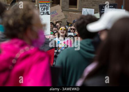 Seattle, Washington, États-Unis. 19 avril 2025. Manifestants et partisans se rassemblent au Seattle Central College pour le rassemblement et la marche « nous, le peuple, signifie tout le monde » à Seattle le samedi 19 avril 2025. La manifestation en faveur de la démocratie, de la diversité et de l’équité s’inscrit dans le cadre d’une journée nationale d’action contre les actions de l’administration Trump. Crédit : Paul Christian Gordon/Alamy Live News Banque D'Images