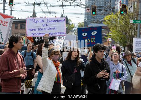 Seattle, Washington, États-Unis. 19 avril 2025. Manifestants et partisans se rassemblent au Seattle Central College pour le rassemblement et la marche « nous, le peuple, signifie tout le monde » à Seattle le samedi 19 avril 2025. La manifestation en faveur de la démocratie, de la diversité et de l’équité s’inscrit dans le cadre d’une journée nationale d’action contre les actions de l’administration Trump. Crédit : Paul Christian Gordon/Alamy Live News Banque D'Images