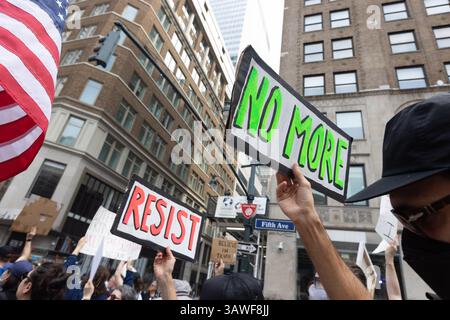 19 avril 2025, New York, NY : des milliers de personnes participent à une marche anti Trump et jour de la Terre dans le centre de Manhattan appelée la marche des migrants et du climat. Banque D'Images