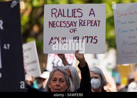 Portland, États-Unis. 19 avril 2025. Plusieurs milliers de personnes ont manifesté à Portland, Oregon, le 19 avril 2025, à l'occasion du 250e anniversaire de la Révolution américaine en 1775, dans le cadre des manifestations nationales « 50501-Hands Off » contre le régime Musk-Trump. (Photo de John Rudoff/Sipa USA) crédit : Sipa USA/Alamy Live News Banque D'Images