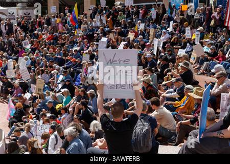 Portland, États-Unis. 19 avril 2025. Plusieurs milliers de personnes ont manifesté à Portland, Oregon, le 19 avril 2025, à l'occasion du 250e anniversaire de la Révolution américaine en 1775, dans le cadre des manifestations nationales « 50501-Hands Off » contre le régime Musk-Trump. (Photo de John Rudoff/Sipa USA) crédit : Sipa USA/Alamy Live News Banque D'Images