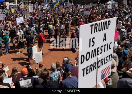 Portland, États-Unis. 19 avril 2025. Plusieurs milliers de personnes ont manifesté à Portland, Oregon, le 19 avril 2025, à l'occasion du 250e anniversaire de la Révolution américaine en 1775, dans le cadre des manifestations nationales « 50501-Hands Off » contre le régime Musk-Trump. (Photo de John Rudoff/Sipa USA) crédit : Sipa USA/Alamy Live News Banque D'Images