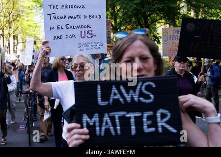 Portland, États-Unis. 19 avril 2025. Plusieurs milliers de personnes ont manifesté à Portland, Oregon, le 19 avril 2025, à l'occasion du 250e anniversaire de la Révolution américaine en 1775, dans le cadre des manifestations nationales « 50501-Hands Off » contre le régime Musk-Trump. (Photo de John Rudoff/Sipa USA) crédit : Sipa USA/Alamy Live News Banque D'Images