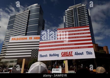 Portland, États-Unis. 19 avril 2025. Plusieurs milliers de personnes ont manifesté à Portland, Oregon, le 19 avril 2025, à l'occasion du 250e anniversaire de la Révolution américaine en 1775, dans le cadre des manifestations nationales « 50501-Hands Off » contre le régime Musk-Trump. (Photo de John Rudoff/Sipa USA) crédit : Sipa USA/Alamy Live News Banque D'Images