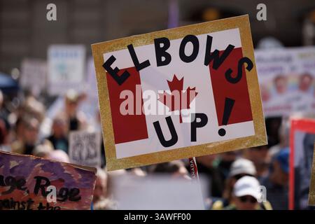 Portland, États-Unis. 19 avril 2025. Plusieurs milliers de personnes ont manifesté à Portland, Oregon, le 19 avril 2025, à l'occasion du 250e anniversaire de la Révolution américaine en 1775, dans le cadre des manifestations nationales « 50501-Hands Off » contre le régime Musk-Trump. (Photo de John Rudoff/Sipa USA) crédit : Sipa USA/Alamy Live News Banque D'Images