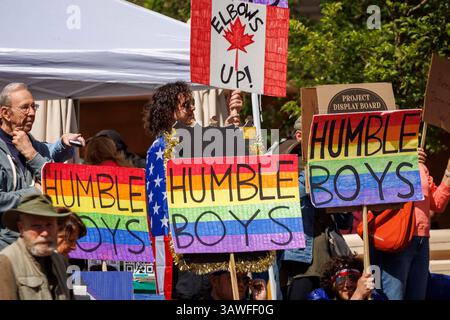 Portland, États-Unis. 19 avril 2025. Plusieurs milliers de personnes ont manifesté à Portland, Oregon, le 19 avril 2025, à l'occasion du 250e anniversaire de la Révolution américaine en 1775, dans le cadre des manifestations nationales « 50501-Hands Off » contre le régime Musk-Trump. (Photo de John Rudoff/Sipa USA) crédit : Sipa USA/Alamy Live News Banque D'Images