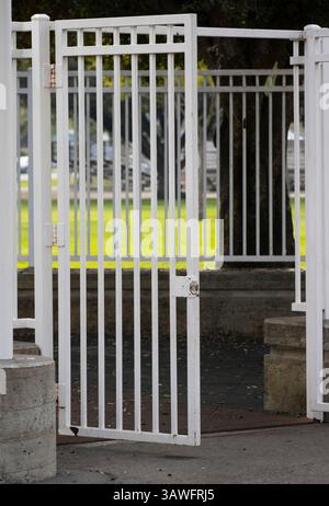 portail en métal blanc avec porte ouverte Banque D'Images
