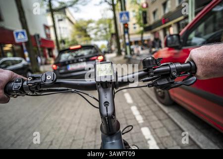 Cyclisme en ville, rue du centre-ville, piste cyclable, les vélos ont la priorité, circulation à deux voies avec des voitures garées des deux côtés, perspective des cyclistes, ES Banque D'Images