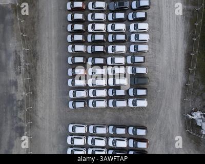 Olza, Italie 1er avril 2025 Panorama aérien révélant des rangées de nouveaux véhicules importés étincelants reposant à l'intérieur du parking des douanes, en attente de processin fiscal Banque D'Images
