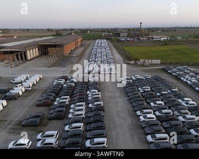 Olza, Italie 1er avril 2025 de nombreuses voitures neuves stationnées dans un centre logistique en Italie, en attente de livraison aux concessionnaires ou aux clients finaux, symbolisant le A. Banque D'Images