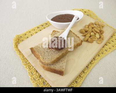 Pain avec crème au chocolat aux cacahuètes salées Banque D'Images
