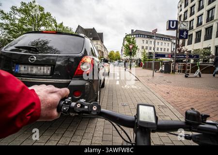 Cyclisme en ville, rue du centre-ville, piste cyclable, les vélos ont la priorité, circulation à deux voies avec des voitures garées des deux côtés, perspective des cyclistes, ES Banque D'Images